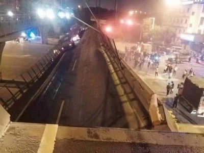 312國道無錫段上跨橋垮塌，橋下3輛小車被壓